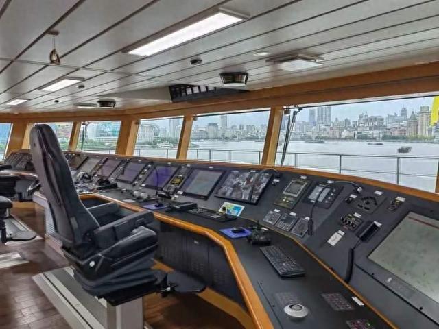 服務(wù)“海洋強國”建設(shè)，大型海道測量船“海巡08”輪在上海列編與船員培訓(xùn)